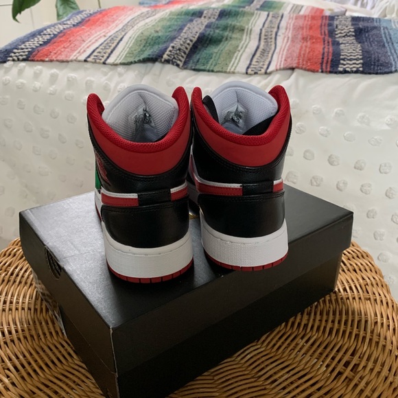 Stock X certified and come with the box.
Size 5.5Y - Picture 4 of 4